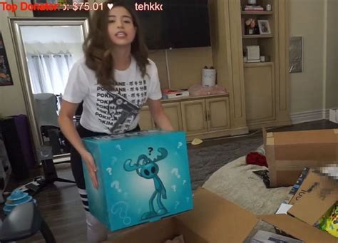 Pokimane forgets about mirror during unboxing stream, promptly。